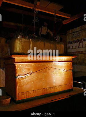 La reconstruction représentant la tombe de Toutankhamon en 1922. Howard Carter (9 mai 1874 - 2 mars 1939) était un archéologue et égyptologue britannique qui est devenu célèbre après avoir découvert la tombe intacte (KV62) désigné de la xviiième dynastie pharaon Toutankhamon, en novembre 1922. Banque D'Images