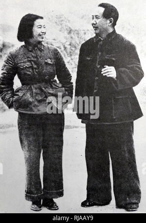 Mao Zedong et Jian Qing Yan'an, Chine en 1936. Mao Zedong (1893 - 1976), révolutionnaire communiste chinois et père fondateur de la République populaire de Chine sur la longue marche dans les grottes de Yan'an en 1936. Jiang Qing (1914 - 1991), connue sous le nom de Madame Mao, était un révolutionnaire communiste chinois, l'actrice chinoise, et les grands partis politiques figure pendant la Révolution culturelle (1966-76). Banque D'Images