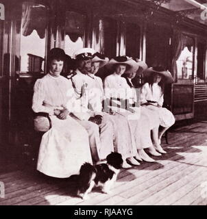 De gauche à droite : Photo de l'Impératrice douairière, Tsar de Russie et les quatre Grand Duchesses. Marie Feodorovna, Nicolas II ; Olga, Tatiana ; Marie ; Anastasia. Vers 1912 Banque D'Images