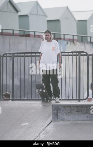 Patineur professionnel femme, Lucy Adams, patiner à l'Hove Lagoon Skatepark, Hove, Brighton, Angleterre. Banque D'Images