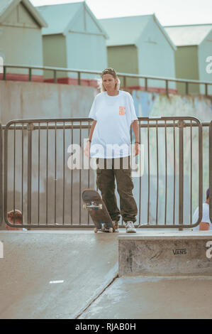 Patineur professionnel femme, Lucy Adams, patiner à l'Hove Lagoon Skatepark, Hove, Brighton, Angleterre. Banque D'Images