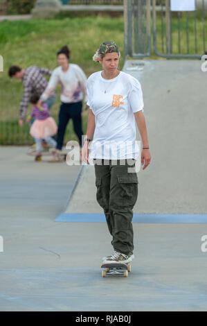 Patineur professionnel femme, Lucy Adams, patiner à l'Hove Lagoon Skatepark, Hove, Brighton, Angleterre. Banque D'Images