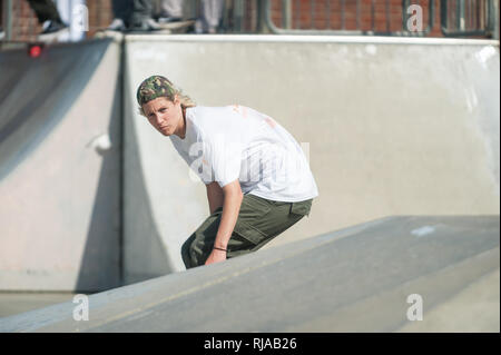 Patineur professionnel femme, Lucy Adams, patiner à l'Hove Lagoon Skatepark, Hove, Brighton, Angleterre. Banque D'Images