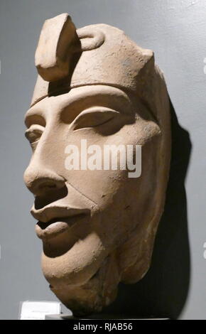 Le roi Amenhotep IV avec la Double Couronne de la Haute et Basse Égypte. Sculpture style Amarna vers 1360 BC. Akhénaton ( appelé avant la cinquième année de son règne, Amenhotep IV), était un pharaon égyptien de la xviiie Dynastie qui régna pendant 17 ans et peut-être mort en 1336 ou 1334 av. J.-C.-B. Il est noté pour l'abandon du polythéisme traditionnel égyptien et l'introduction sur le culte centré Aton. Banque D'Images