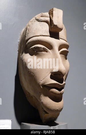 Le roi Amenhotep IV avec la Double Couronne de la Haute et Basse Égypte. Sculpture style Amarna vers 1360 BC. Akhénaton ( appelé avant la cinquième année de son règne, Amenhotep IV), était un pharaon égyptien de la xviiie Dynastie qui régna pendant 17 ans et peut-être mort en 1336 ou 1334 av. J.-C.-B. Il est noté pour l'abandon du polythéisme traditionnel égyptien et l'introduction sur le culte centré Aton. Banque D'Images