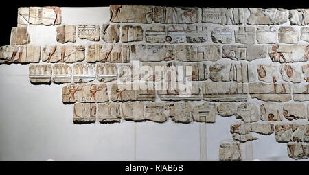 Détail d'une fresque murale d'un mur du temple de Karnak dans le style d'Amarna, pendant le règne d'Akhenaton. 1365-1360 BC. Akhénaton ( appelé avant la cinquième année de son règne, Amenhotep IV), était un pharaon égyptien de la xviiie Dynastie qui régna pendant 17 ans et peut-être mort en 1336 ou 1334 av. J.-C.-B. Il est noté pour l'abandon du polythéisme traditionnel égyptien et l'introduction sur le culte centré Aton. Banque D'Images