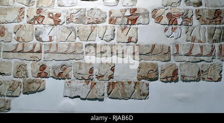 Détail d'une fresque murale d'un mur du temple de Karnak dans le style d'Amarna, pendant le règne d'Akhenaton. 1365-1360 BC. Akhénaton ( appelé avant la cinquième année de son règne, Amenhotep IV), était un pharaon égyptien de la xviiie Dynastie qui régna pendant 17 ans et peut-être mort en 1336 ou 1334 av. J.-C.-B. Il est noté pour l'abandon du polythéisme traditionnel égyptien et l'introduction sur le culte centré Aton. Banque D'Images