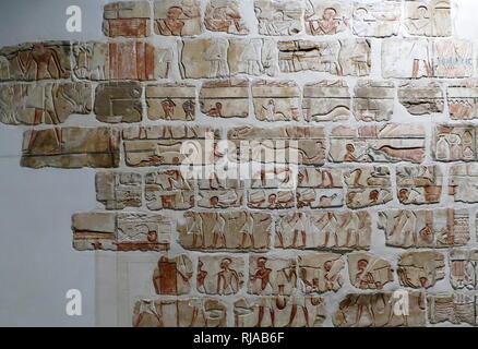 Détail d'une fresque murale d'un mur du temple de Karnak dans le style d'Amarna, pendant le règne d'Akhenaton. 1365-1360 BC. Akhénaton ( appelé avant la cinquième année de son règne, Amenhotep IV), était un pharaon égyptien de la xviiie Dynastie qui régna pendant 17 ans et peut-être mort en 1336 ou 1334 av. J.-C.-B. Il est noté pour l'abandon du polythéisme traditionnel égyptien et l'introduction sur le culte centré Aton. Banque D'Images