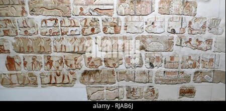 Détail d'une fresque murale d'un mur du temple de Karnak dans le style d'Amarna, pendant le règne d'Akhenaton. 1365-1360 BC. Akhénaton ( appelé avant la cinquième année de son règne, Amenhotep IV), était un pharaon égyptien de la xviiie Dynastie qui régna pendant 17 ans et peut-être mort en 1336 ou 1334 av. J.-C.-B. Il est noté pour l'abandon du polythéisme traditionnel égyptien et l'introduction sur le culte centré Aton. Banque D'Images