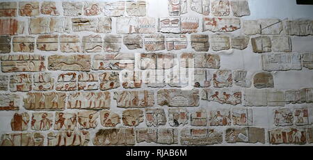 Détail d'une fresque murale d'un mur du temple de Karnak dans le style d'Amarna, pendant le règne d'Akhenaton. 1365-1360 BC. Akhénaton ( appelé avant la cinquième année de son règne, Amenhotep IV), était un pharaon égyptien de la xviiie Dynastie qui régna pendant 17 ans et peut-être mort en 1336 ou 1334 av. J.-C.-B. Il est noté pour l'abandon du polythéisme traditionnel égyptien et l'introduction sur le culte centré Aton. Banque D'Images