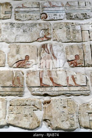 Détail d'une fresque murale d'un mur du temple de Karnak dans le style d'Amarna, pendant le règne d'Akhenaton. 1365-1360 BC. Akhénaton ( appelé avant la cinquième année de son règne, Amenhotep IV), était un pharaon égyptien de la xviiie Dynastie qui régna pendant 17 ans et peut-être mort en 1336 ou 1334 av. J.-C.-B. Il est noté pour l'abandon du polythéisme traditionnel égyptien et l'introduction sur le culte centré Aton. Banque D'Images