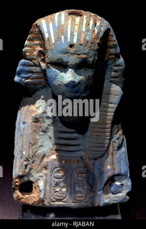 Faïence bleu sphinx représentant le roi Horemheb. 18e dynastie égyptienne,. Horemheb a conclu pour 14 ans, entre 1319 et 1292 av. J.-C.-B. Banque D'Images