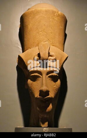 Le roi Amenhotep IV avec la Double Couronne de la Haute et Basse Égypte. Sculpture style Amarna vers 1360 BC. Akhénaton ( appelé avant la cinquième année de son règne, Amenhotep IV), était un pharaon égyptien de la xviiie Dynastie qui régna pendant 17 ans et peut-être mort en 1336 ou 1334 av. J.-C.-B. Il est noté pour l'abandon du polythéisme traditionnel égyptien et l'introduction sur le culte centré Aton. Banque D'Images