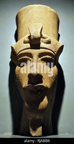 Le roi Amenhotep IV avec la Double Couronne de la Haute et Basse Égypte. Sculpture style Amarna vers 1360 BC. Akhénaton ( appelé avant la cinquième année de son règne, Amenhotep IV), était un pharaon égyptien de la xviiie Dynastie qui régna pendant 17 ans et peut-être mort en 1336 ou 1334 av. J.-C.-B. Il est noté pour l'abandon du polythéisme traditionnel égyptien et l'introduction sur le culte centré Aton. Banque D'Images