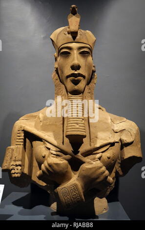 Le roi Amenhotep IV avec la Double Couronne de la Haute et Basse Égypte. Sculpture style Amarna vers 1360 BC. Akhénaton ( appelé avant la cinquième année de son règne, Amenhotep IV), était un pharaon égyptien de la xviiie Dynastie qui régna pendant 17 ans et peut-être mort en 1336 ou 1334 av. J.-C.-B. Il est noté pour l'abandon du polythéisme traditionnel égyptien et l'introduction sur le culte centré Aton. Banque D'Images