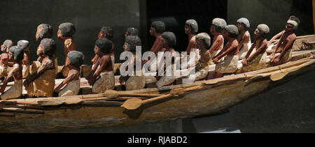 Barge de cérémonie 18e dynastie, l'Égypte. Bois peint. modèles de bateaux ont été placés dans les tombes des rois, afin de les servir dans l'au-delà. Banque D'Images