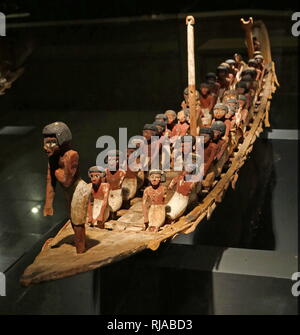 Barge de cérémonie 18e dynastie, l'Égypte. Bois peint. modèles de bateaux ont été placés dans les tombes des rois, afin de les servir dans l'au-delà. Banque D'Images