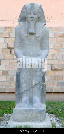 Unfinished assis statue du roi Amenhotep III d'Égypte. 18e dynastie, 1403-1365 avant JC. Granit gris. Temple de Luxor Banque D'Images