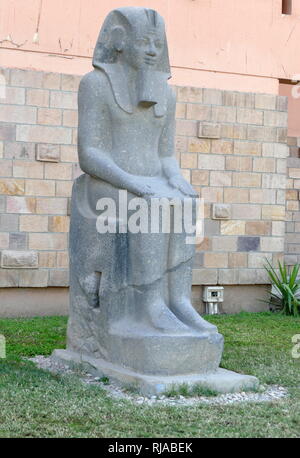 Unfinished assis statue du roi Amenhotep III d'Égypte. 18e dynastie, 1403-1365 avant JC. Granit gris. Temple de Luxor Banque D'Images