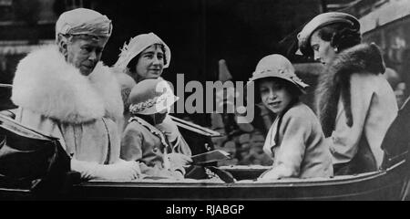 De gauche à droite : Queen Mary, duchesse d'York (plus tard Elizabeth Reine Consort), la princesse Margaret, la princesse Elizabeth (plus tard la reine Elizabeth II et la duchesse de Kent équitation dans un chariot ouvert 1935 Banque D'Images