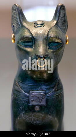 Le chat Gayer-Anderson est une ancienne statue égyptienne d'un chat, qui date de la période tardive (autour de 664-332 av. J.-C.). Il est fait de bronze, avec des ornements d'or. La sculpture est connue sous le nom de Gayer-Anderson cat après le Major Robert Grenville Gayer-Anderson. Le chat porte des bijoux et d'une amulette de protection ouadjet. Un scarabée apparaît sur la tête et d'un scarabée est indiqué sur la poitrine. Banque D'Images