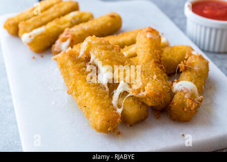 Bâtonnets de fromage mozzarella pané frit avec sauce ketchup. Des repas rapides. Banque D'Images