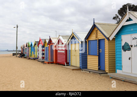 Visiter l'Australie. Boîtes de baignade de Brighton, à Melbourne, Victoria, Australie sur la plage de Port Phillip Bay Banque D'Images