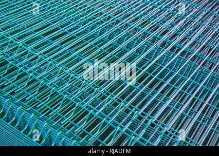 Paquet de panneaux en acier galvanisé pour la clôture avec un revêtement en poudre de couleur verte close-up Banque D'Images