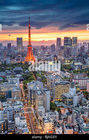 Tokyo. Paysage urbain de l'antenne de droit de Tokyo, au Japon pendant le coucher du soleil. Banque D'Images