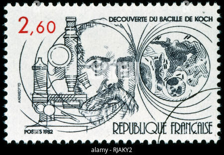 Timbre-poste commémorant français les travaux de Heinrich Hermann Robert Koch (1843 - 1910), médecin et microbiologiste allemand. En tant que fondateur de la bactériologie moderne, il a identifié les agents responsables de la tuberculose, le choléra, et l'anthrax et a donné un support expérimental pour le concept de maladies infectieuses ; pour ses recherches sur la tuberculose, Koch a reçu le Prix Nobel de physiologie ou médecine en 1905. Banque D'Images