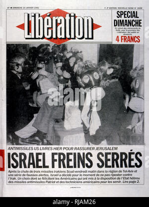 Titre dans "Libération" un journal français, le 20 janvier 1991, concernant une attaque de missiles sur Israël pendant la guerre du Golfe (2 août 1990 - 28 février 1991). code Opération Bouclier du désert et l'opération Tempête du désert, la guerre menée par les forces de la coalition de 35 nations menée par les États-Unis contre l'Iraq en réaction à l'invasion et l'annexion du Koweït. Les photos montrent les commandants français a déposé et le cabinet de guerre français sous le président Mitterrand. Banque D'Images