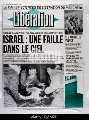 Titre dans "Libération" un journal français, le 23 janvier 1991, concernant une attaque de missiles sur Israël pendant la guerre du Golfe (2 août 1990 - 28 février 1991). code Opération Bouclier du désert et l'opération Tempête du désert, la guerre menée par les forces de la coalition de 35 nations menée par les États-Unis contre l'Iraq en réaction à l'invasion et l'annexion du Koweït. Les photos montrent les commandants français a déposé et le cabinet de guerre français sous le président Mitterrand. Banque D'Images