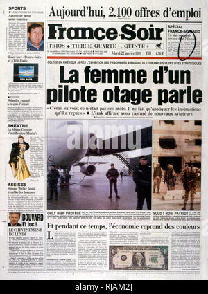 Titre dans 'France-Soir' un journal français, 2de la PNNND Janvier 1991, concernant les prisonniers de guerre utilisés comme boucliers humains, lors de la guerre du Golfe (2 août 1990 - 28 février 1991). code Opération Bouclier du désert et l'opération Tempête du désert, la guerre menée par les forces de la coalition de 35 nations menée par les États-Unis contre l'Iraq en réaction à l'invasion et l'annexion du Koweït. Les photos montrent les commandants français a déposé et le cabinet de guerre français sous le président Mitterrand. Banque D'Images