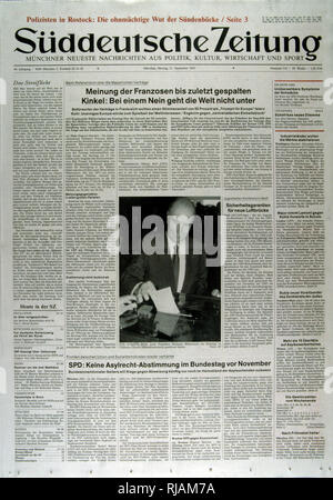 Couverture du journal allemand 'Suddeutsche Zeitung" concernant le référendum sur le traité de Maastricht, qui a eu lieu en France, en septembre 1992. Il a été approuvé que par 51 % des électeurs. Le résultat du référendum, connu sous le nom de ''petit oui'', avec le ''NON'' vote sont considérés comme des signaux de la fin de la ''consensus permissif'' sur l'intégration européenne qui existait dans la plupart des pays d'Europe continentale jusqu'alors. De ce point de l'avant les questions relatives à l'intégration européenne ont été soumises à un examen beaucoup plus grande dans une grande partie de l'Europe, et manifeste un scepticisme de l'euro a pris de l'importance. Banque D'Images