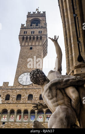 Une statue de la Loggia della Signorina, la tour du Palazzo Vecchio derrière Banque D'Images