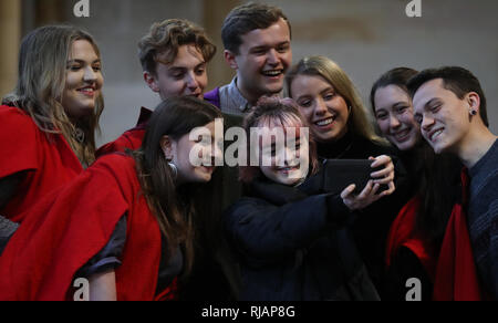 Jeu des trônes star Maisie Williams selfies prend un avec les étudiants de l'Université de St Andrews où elle allait à sa carrière et à la promotion de la semaine - Daisie son application de réseau social pour les jeunes artistes. Banque D'Images