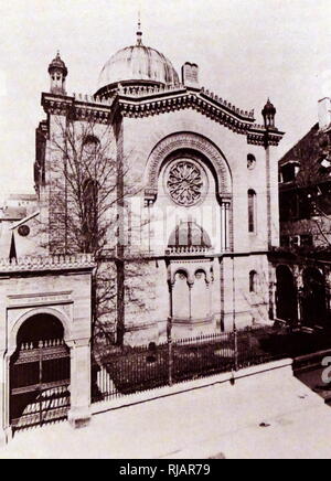 La synagogue de Stuttgart, Allemagne, a été détruit au cours de la Nuit de Cristal en 1938. La synagogue Hospitalstrasse a été incendié et rouleaux de la Torah et d'objets rituels juifs ont été détruits, les maisons et les entreprises ont été gravement endommagés, et 800 hommes ont été arrêtés et maltraités par la foule avant d'être envoyé à l'Welzheim et camps de Dachau. L'enseignant orthodoxe, sa femme et leurs deux enfants s'est suicidé un jour après le pogrom. Des prisonniers juifs ont été forcés d'effacer les ruines de la synagogue. Banque D'Images