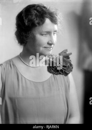 Helen Keller (1880 - 1968), auteur américain, activiste politique, et conférencier. Elle a été la première personne atteinte de surdi-cécité pour gagner un baccalauréat en arts, elle a fait campagne pour le suffrage des femmes, les droits du travail, le socialisme, l'antimilitarisme, et d'autres causes semblables. Banque D'Images