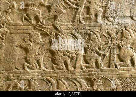 Sculpté en pierre relief représentant une attaque contre Lakis. L'assyrien, environ 700-692 ВС. De Ninive, South-West Palace, ce panneau, montrent un important incident au cours de la campagne de Sennacherib 701 BC, la capture de Lakis dans le royaume de Juda. Banque D'Images