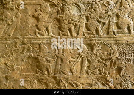 Sculpté en pierre relief représentant une attaque contre Lakis. L'assyrien, environ 700-692 ВС. De Ninive, South-West Palace, ce panneau, montrent un important incident au cours de la campagne de Sennacherib 701 BC, la capture de Lakis dans le royaume de Juda. Banque D'Images