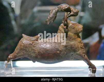 Statuette en bronze de taureau et un acrobate, Minoan, 1550-1450 av. du sud-ouest de la Crète, en Grèce. Les représentations de bull-sautant, bull-grappling et la capture des taureaux, apparaissent dans l'art minoen, et représentent les aspects de l'activité religieuse Minoen. Banque D'Images