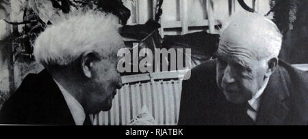 Niels Bohr rencontre le Premier Ministre d'Israël, David Ben Gourion, lors de sa visite à l'Institut Weizmann en Israël en 1958. Niels Bohr (1885 - 1962), était un physicien danois qui a fait des contributions fondamentales à la compréhension de la structure atomique et la théorie quantique, pour lequel il a reçu le Prix Nobel de physique en 1922. Banque D'Images