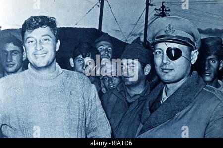 Moshe Dayan, chef d'état-major israélien avec Ariel Sharon (à gauche), au cours de la guerre de Suez en 1956. Sharon a commandé 202 (Unité de la brigade de parachutistes) au cours de la guerre de Suez en 1956. Sharon, (1928 - 2014) était un général et homme politique israélien qui a servi comme Premier Ministre d'Israël de 2001 à 2006. Banque D'Images