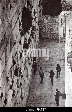 Les forces israéliennes atteignent le Mur Occidental à Jérusalem après la prise de Jérusalem durant la Guerre des Six Jours, 1967 Banque D'Images