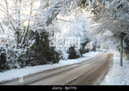 Lymington Road bas couvert de neige épaisse, Medstead, Alton, Hampshire, Angleterre, Royaume-Uni. Banque D'Images