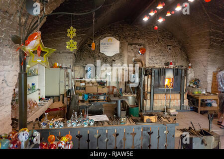 Neuberg an der Mürz , Autriche - 15.11.2018 : la fabrication de verre Verre manufature Kaiserhof avec verrerie colorée à l'atelier de l'usine de verre workhouse Banque D'Images