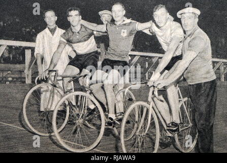 Photographie de l'médaillés Sprint au Jeux Olympiques de 1932. (De droite à gauche) Jacobus van Egmond (1908 - 1969) de la Hollande a pris l'or, Louis Chaillot (1914 - 1998) de la France a pris l'argent &v (1907 - 1991) de l'Italie de bronze. Banque D'Images