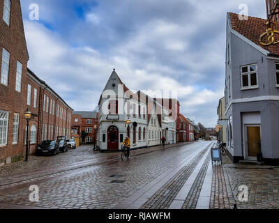 Dans les rues pavées de la ville médiévale Ribe, Danemark Banque D'Images