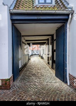 Dans les rues pavées de la ville médiévale Ribe, Danemark Banque D'Images