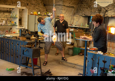 Neuberg an der Mürz , Autriche - 15.11.2018 : la fabrication de verre Verre manufature Kaiserhof avec verrerie colorée à l'atelier de l'usine de verre workhouse Banque D'Images